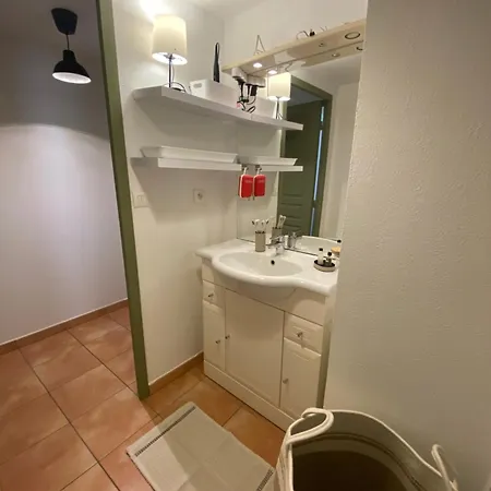 By Elodie T2 Cosy Vieux Hyeres-parcours Des Arts * Йер